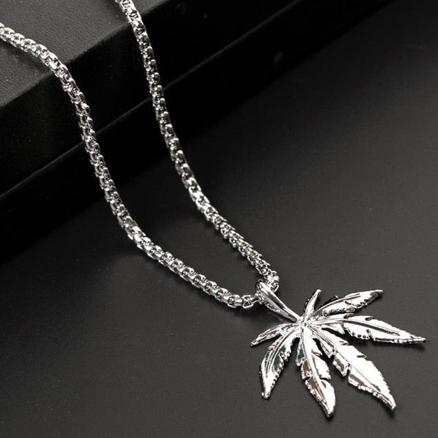 Fashion Feather Pendant Necklace